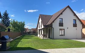 Fenyo Apartman House I